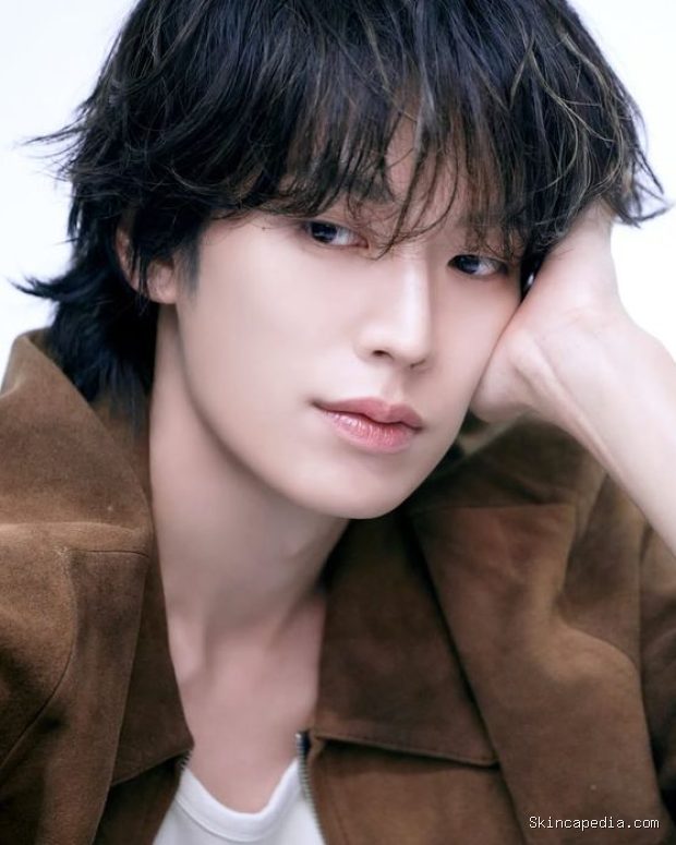 Potret Lee Ki Taek/ Foto: instagram.com/leekiitaek Lee Ki Taek mengukuhkan citra artistiknya dengan mengambil peran Jun Young di drama 'After the Play Ends'. Jun Young merupakan mantan polisi yang bertransformasi menggeluti bidang seni.
