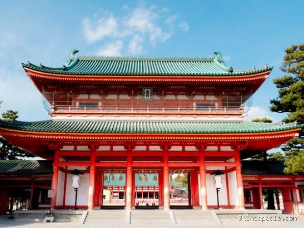 Heian Shrine, destinasi honeymoon di Kyoto/Foto: Unsplash.com/Sarah Hopt Jepang menjadi destinasi honeymoon yang memadukan budaya modern dan tradisional, dari Tokyo yang energik hingga Kyoto dan Nara yang historis, serta pengalaman romantis seperti Lake Ashi dengan latar Gunung Fuji dan musim sakura yang indah di bulan April hingga Mei.
