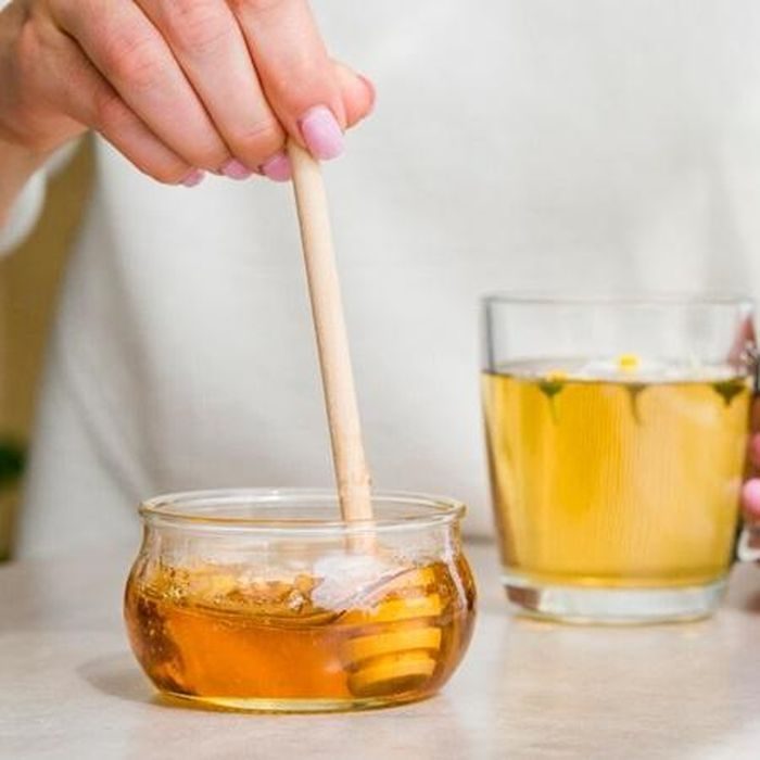 Campuran air madu hangat dan sedikit perasan lemon adalah minuman pagi sederhana, menenangkan, dan bisa bantu turunkan berat badan.