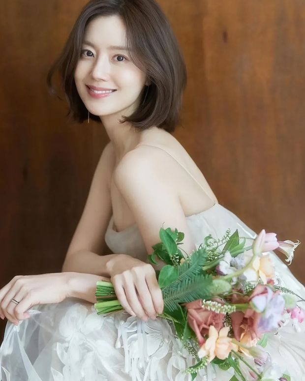 Moon Chae Won tersenyum cerah dalam potret-potret cantik menyambut hari pernikahan.