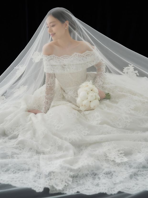 Moon Chae Won mengabadikan potret pre-wedding bergaya klasik yang menonjolkan sisi hitam putih tak lekang waktu.