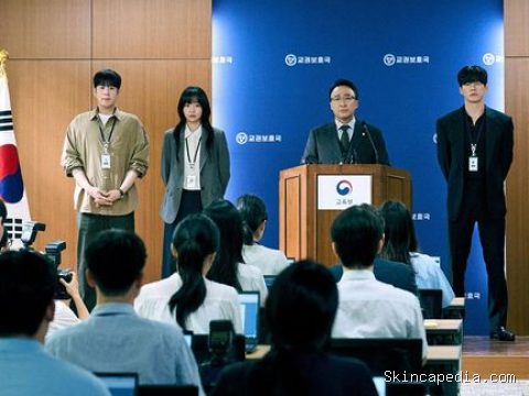Setelah cukup lama dinantikan, drama Korea adaptasi webtoon populer yang bertajuk Teach You a Lesson akhirnya tayang pada Jumat, (5/6) lalu, ./ Foto: instagram.com/netflixkr Setelah cukup lama dinantikan, drama Korea adaptasi webtoon populer yang bertajuk Teach You a Lesson akhirnya tayang pada Jumat, (5/6) lalu, ./ Foto: instagram.com/netflixkr