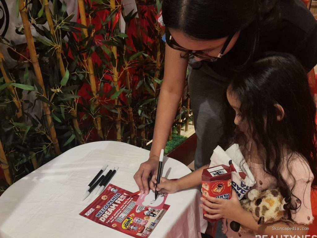 Hello Panda Dream Fest Anak-anak didampingi orang tua menuliskan harapannya di Kartu Harapan
