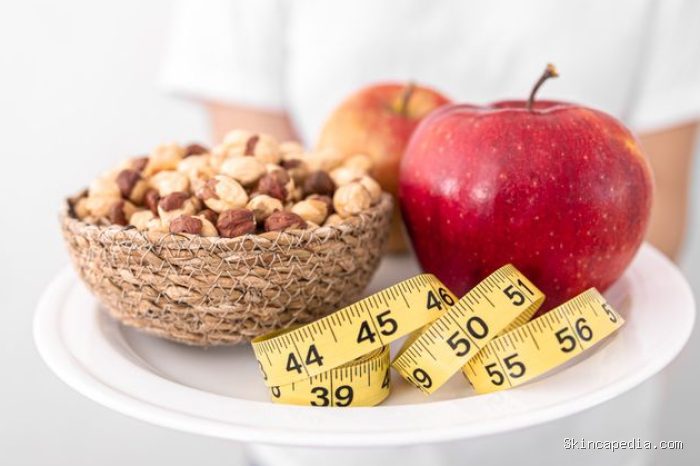 Waktu yang tepat untuk mengonsumsi makanan manis saat diet adalah setelah makan malam dan makan siang karena tubuh bisa memprosesnya lebih optimal.