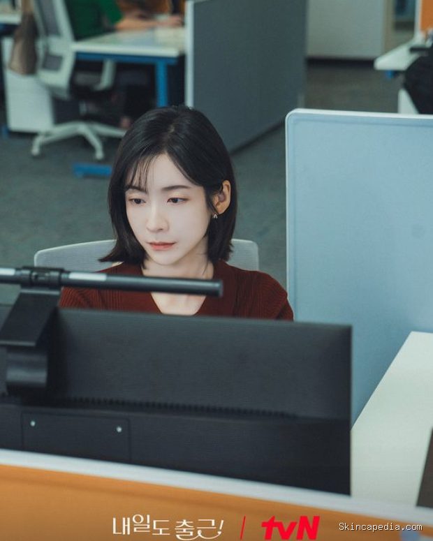 Park Ji Hyun di See You at Work Tomorrow!/ Foto: instagram.com/tvn_drama Park Ji Hyun di See You at Work Tomorrow!/ Foto: instagram.com/tvn_drama