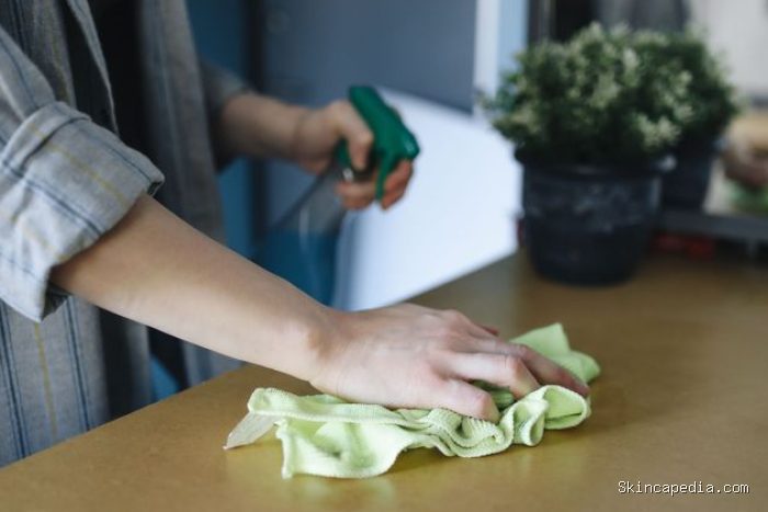 Ilustrasi membersihkan debu dengan microfiber/ Foto: pexels.com/Polina Tankilevitch Ilustrasi membersihkan debu dengan microfiber/ Foto: pexels.com/Polina Tankilevitch