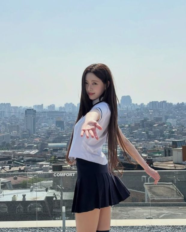 Yuna ITZY memerankan Kim Ri Ji, seorang siswi pindahan yang merupakan atlet lari dalam drama 'Don't Climb the Wall'.