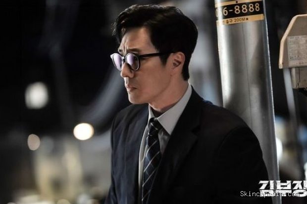 Potret So Ji Sub dalam drama 'Agent Kim Reactivated'/ Foto: instagram.com/sbsdrama.official So Ji Sub kembali menghiasi layar televisi sejak 4 tahun silam melalui peran menantang di drama 'Agent Kim Reactivated'.
