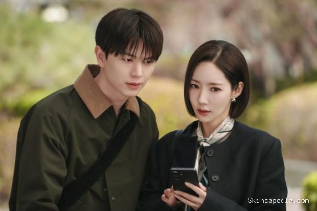 Potret Yook Sung Jae dan Park Min Young dalam drama 'Nine to Six'/ Foto: instagram.com/sbsdrama.official SBS siap membuka awal tahun 2027 dengan menayangkan drama komedi-romantis bertajuk 'Nine To Six'. Serial romansa perkantoran tersebut dibintangi oleh Park Min Young dan Yook Sung Jae.