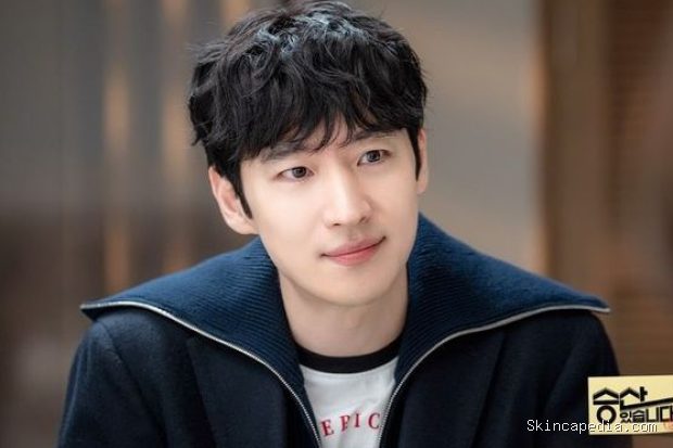 Potret Lee Je Hoon dalam drama 'There is A Chance of Winning'/ Foto: instagram.com/sbsdrama.official Potret Lee Je Hoon dalam drama 'There is A Chance of Winning'.