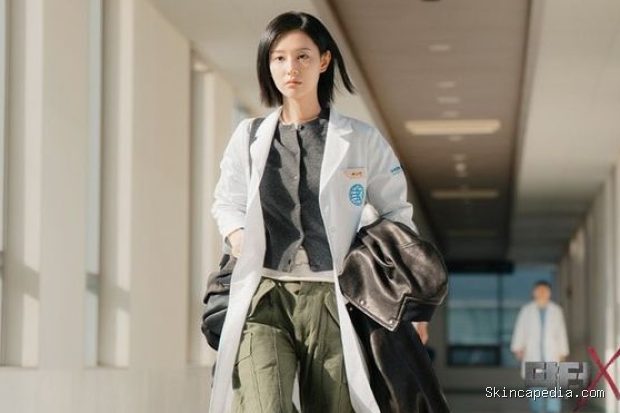 Potret Kim Ji Won dalam drama 'Doctor X'/ Foto: instagram.com/sbsdrama.official Kim Ji Won memerankan seorang dokter jenius yang bersih dari korupsi dalam drama terbaru 'Doctor X'.