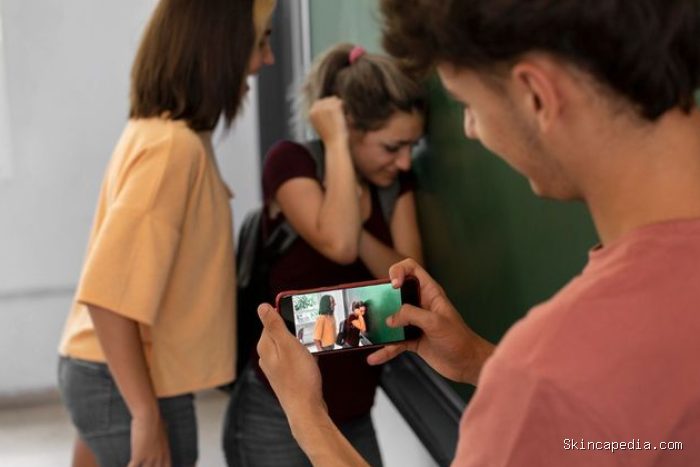 Orang tidak bermoral tidak hanya bisa melakukan bullying secara langsung, tetapi mereka juga memanfaatkan medsos untuk melakukan hal serupa. Orang tidak bermoral tidak hanya bisa melakukan bullying secara langsung, tetapi mereka juga memanfaatkan medsos untuk melakukan hal serupa.