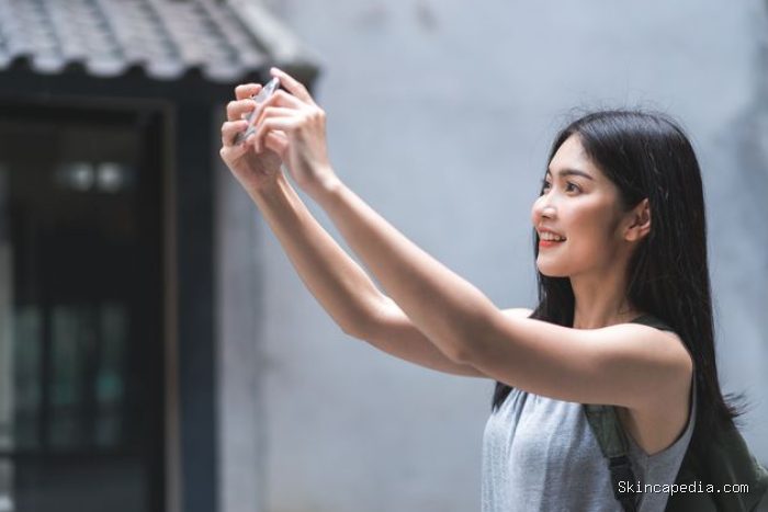 Ketika berada di perkumpulan, mereka akan bertanya, “Kamu lihat yang aku posting di medsos nggak?”. Media sosial menjadi salah satu wadah yang sangat dimanfaatkan oleh orang yang haus perhatian demi mendapatkan atensi. Bagi mereka, jumlah like yang banyak adalah hal yang sangat penting. Ketika berada di perkumpulan, mereka akan bertanya, “Kamu lihat yang aku posting di medsos nggak?”. Media sosial menjadi salah satu wadah yang sangat dimanfaatkan oleh orang yang haus perhatian demi mendapatkan atensi. Bagi mereka, jumlah like yang banyak adalah hal yang sangat penting.