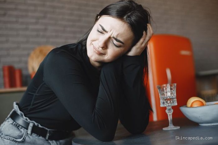 Orang yang mengalami kelelahan mental mungkin akan bertindak tidak seperti biasanya. Ketika ditanya apa yang terjadi, mereka hanya menjawab bahwa mereka sedang berada di kondisi yang sulit. Tapi mereka tidak mau membahas detailnya.
