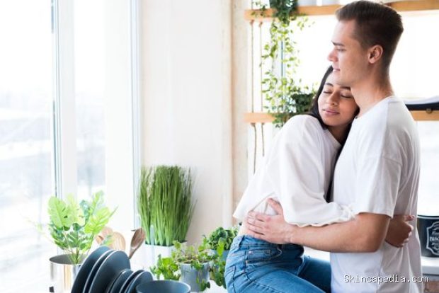 Manfaat self love membuatmu lebih mampu memilih pasangan yang mencintaimu dengan cara yang sehat. Kamu jadi lebih memahami seperti apa cinta yang tulus dan hubungan yang layak dipertahankan. Karena itu, kamu tidak lagi tertarik pada hubungan yang dipenuhi konflik dan ketidakpastian, melainkan pada relasi yang saling menghargai dan bertumbuh bersama.