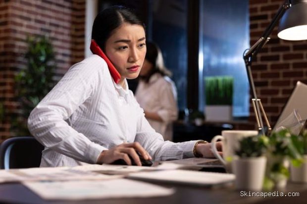 Kebiasaan orang disiplin terlihat dari kemampuan mereka tetap menjalankan tanggung jawab meski motivasi sedang menurun. Mereka tidak bergantung pada suasana hati, tetapi mengandalkan rutinitas dan sistem yang sudah dibangun. Konsistensi seperti ini membantu mereka tetap bergerak menuju tujuan jangka panjang.