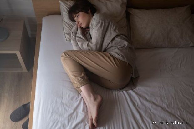 Ciri orang diam-diam tidak bahagia bisa terlihat dari rasa berat untuk bangun setiap pagi. Kondisi ini tidak selalu disebabkan oleh kurang tidur, tetapi juga dapat berkaitan dengan kelelahan emosional atau stres yang berkepanjangan. Ketika berlangsung terus-menerus, kebiasaan tersebut patut diperhatikan sebagai sinyal bahwa ada sesuatu yang perlu dibenahi.