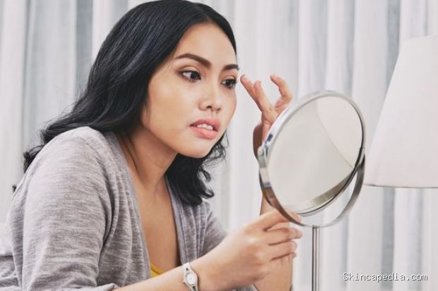 Kesalahan saat dandan yang kerap terjadi adalah mengaplikasikan concealer terlalu banyak di area bawah mata. Alih-alih menyamarkan lingkaran hitam, produk yang berlebihan justru membuat makeup terlihat berat dan mudah menggumpal. Kondisi ini juga dapat memperjelas garis-garis halus pada kulit.