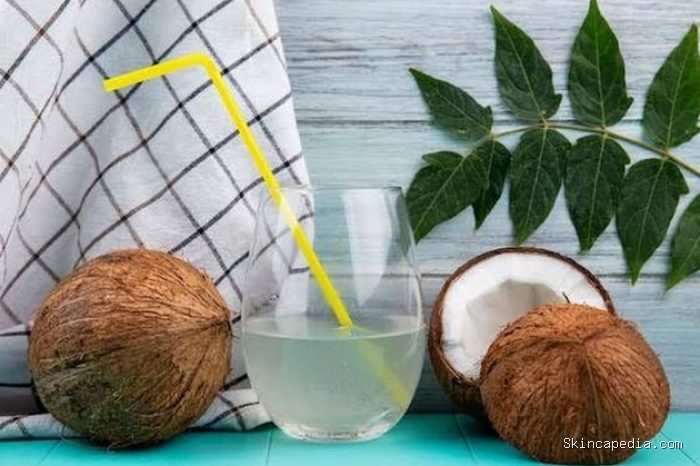 Air kelapa mengandung vitamin, seperti vitamin B2, vitamin B3, dan vitamin C, serta bahan-bahan lain yang bermanfaat bagi kulit. Air kelapa mengandung vitamin, seperti vitamin B2, vitamin B3, dan vitamin C, serta bahan-bahan lain yang bermanfaat bagi kulit.