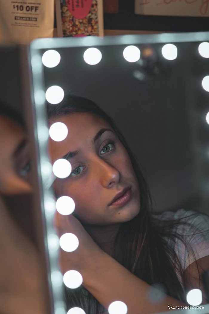 Menggunakan cermin LED saat berdandan /Foto: Pexels.com/Kamshotthat