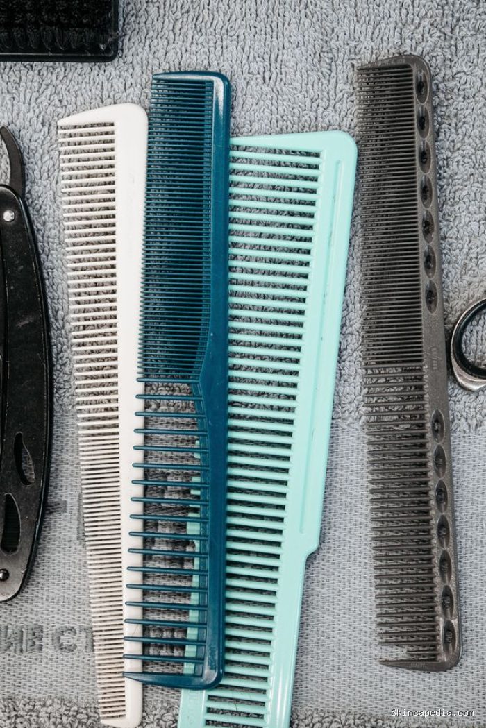 Sisir rambut yang digunakan tiap hari biasanya menjadi sarang bakteri/Foto: Pexels.com/Pavel Danilyuk