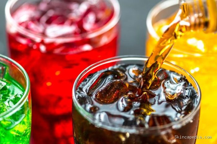 minuman bersoda mengandung kalori kosong dan gula yang sangat banyak. Satu kaleng soda saja bisa mengandung lebih dari 30 gram gula, angkaa yang sudah melebihi batas harian yang disarankan. minuman bersoda mengandung kalori kosong dan gula yang sangat banyak. Satu kaleng soda saja bisa mengandung lebih dari 30 gram gula, angkaa yang sudah melebihi batas harian yang disarankan.