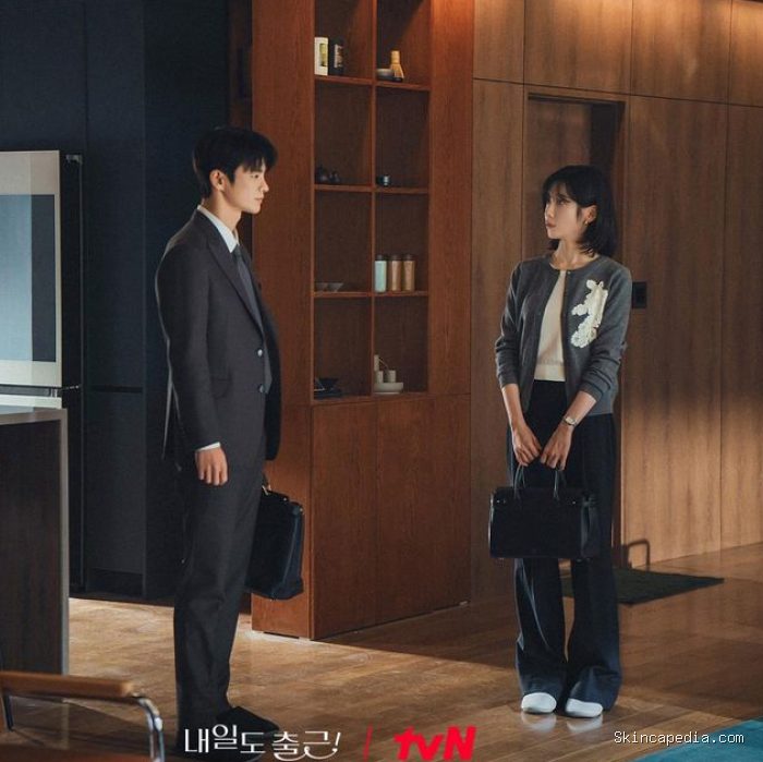 Seo In Guk dan Park Ji Hyun saat membintangi See You at Work Tomorrow