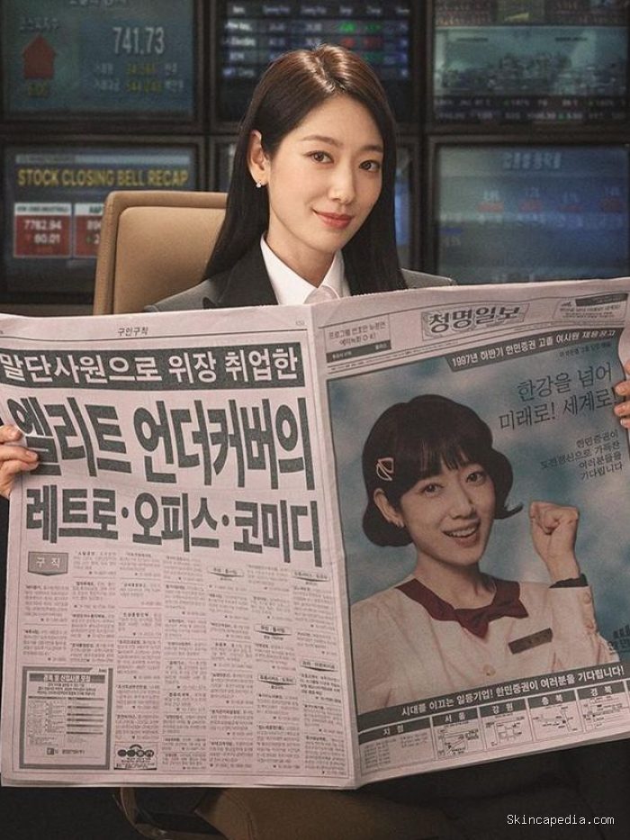 Berlatar akhir tahun 1990-an, Undercover Miss Hong menampilkan Park Shin Hye sebagai pengawas keuangan elit berusia 35 tahun bernama Hong Geum Bo. Ia adalah sosok yang perfeksionis, tegas, dan cerdas Berlatar akhir tahun 1990-an, Undercover Miss Hong menampilkan Park Shin Hye sebagai pengawas keuangan elit berusia 35 tahun bernama Hong Geum Bo. Ia adalah sosok yang perfeksionis, tegas, dan cerdas