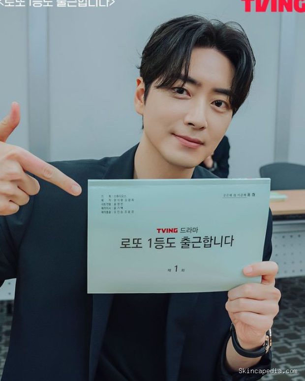 Lee Jun Hyuk saat pembacaan naskah drama The Ordinary Jackpot/ Foto: TVING Lee Jun Hyuk saat pembacaan naskah drama The Ordinary Jackpot/ Foto: TVING