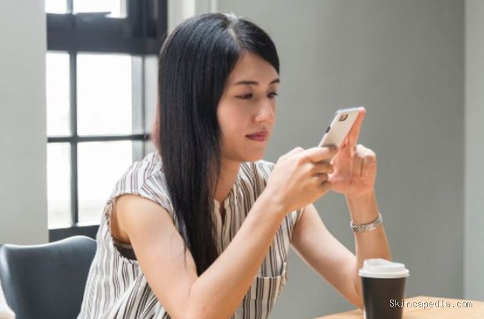 Informasi yang beredar di media sosial tidak selalu akurat dan perlu diverifikasi terlebih dahulu. Kemampuan berpikir kritis membantu seseorang membedakan fakta dan opini./ Foto: magnific.com/rawpixel.com