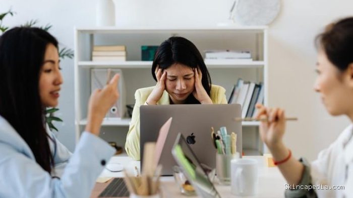 Orang yang kurang cerdas punya karakter keras kepala. Mereka tidak mau mendengarkan masukan orang lain Orang yang kurang cerdas punya karakter keras kepala. Mereka tidak mau mendengarkan masukan orang lain