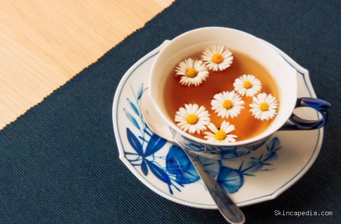 Teh chamomile menjadi salah satu minuman herbal yang populer untuk relaksasi. Kandungan antioksidannya dipercaya dapat membantu mengurangi insomnia dan meningkatkan kualitas tidur./ Foto: magnific.com/8photo