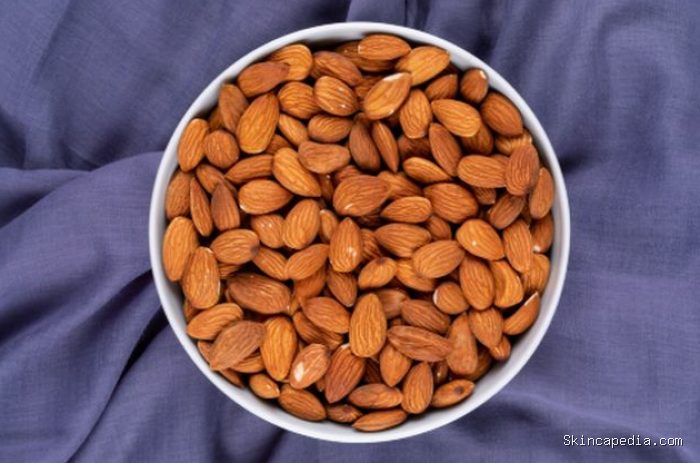 Almond mengandung magnesium dan melatonin yang berperan dalam mengatur kualitas tidur. Menurut penelitian, nutrisi ini dapat membantu tubuh lebih rileks sebelum beristirahat./ Foto: magnific.com/8photo