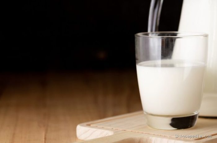 Susu, yogurt, dan keju cottage mengandung tryptophan yang dikenal dapat mendukung kualitas tidur. Menurut penelitian, konsumsi susu sebelum tidur dapat membantu tubuh lebih nyaman beristirahat./ Foto: magnific.com/jcomp