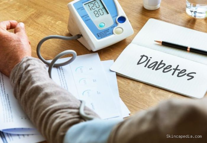 Berjalan kaki secara teratur membantu melindungi tubuh dari berbagai kondisi kronis yang sering muncul seiring bertambahnya usia, seperti tekanan darah tinggi, kolesterol tinggi, diabetes tipe 2, hingga kanker.
