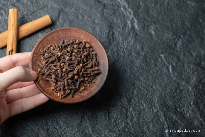 Manfaat cengkeh selanjutnya adalah dapat membantu pertumbuhan rambut karena kandungan beta karotennya, yang mendorong pertumbuhan sel, dan vitamin K, yang meningkatkan sirkulasi darah. Manfaat cengkeh selanjutnya adalah dapat membantu pertumbuhan rambut karena kandungan beta karotennya, yang mendorong pertumbuhan sel, dan vitamin K, yang meningkatkan sirkulasi darah.