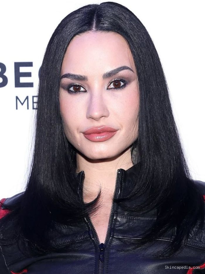 Inky black menawarkan tampilan rambut gelap yang elegan dan berkilau. Warna ini memberikan kesan dramatis tanpa kehilangan dimensi./ Foto: instagram.com/demilovatobr Inky black menawarkan tampilan rambut gelap yang elegan dan berkilau. Warna ini memberikan kesan dramatis tanpa kehilangan dimensi./ Foto: instagram.com/demilovatobr