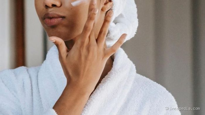 Menggunakan moisturizer untuk melembapkan kulit
