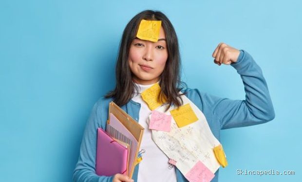 Mandiri memang baik, tetapi memikul semua beban sendirian secara terus-menerus dapat menguras energi dan meningkatkan risiko kelelahan emosional/ Foto: Freepik.com/Wayhomestudio Mandiri memang baik, tetapi memikul semua beban sendirian secara terus-menerus dapat menguras energi dan meningkatkan risiko kelelahan emosional/ Foto: Freepik.com/Wayhomestudio