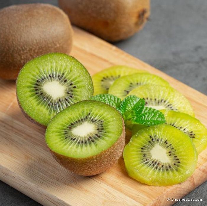 Kiwi utuh kaya akan sumber serat, vitamin E, C, dan polifenol. Kiwi yang kulitnya bisa dimakan adalah kiwi yang berwarna hijau dan emas. Kiwi utuh kaya akan sumber serat, vitamin E, C, dan polifenol. Kiwi yang kulitnya bisa dimakan adalah kiwi yang berwarna hijau dan emas.