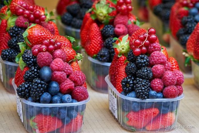 Stroberi, raspberry, blueberry, dan blackberry semuanya kaya akan vitamin C. Vitamin C memungkinkan tubuh membentuk kolagen dan menggunakannya secara efektif. Stroberi, raspberry, blueberry, dan blackberry semuanya kaya akan vitamin C. Vitamin C memungkinkan tubuh membentuk kolagen dan menggunakannya secara efektif.