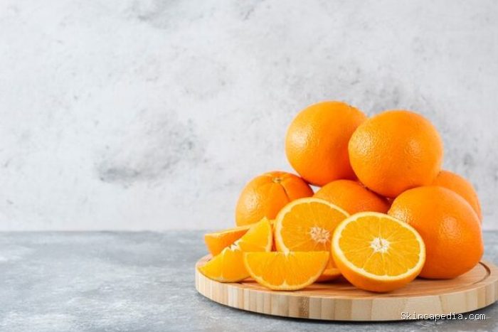 Vitamin C memainkan peran utama dalam produksi pro-kolagen, prekursor kolagen tubuh. Artinya, dapat membantu sintesis kolagen. Vitamin C memainkan peran utama dalam produksi pro-kolagen, prekursor kolagen tubuh. Artinya, dapat membantu sintesis kolagen.