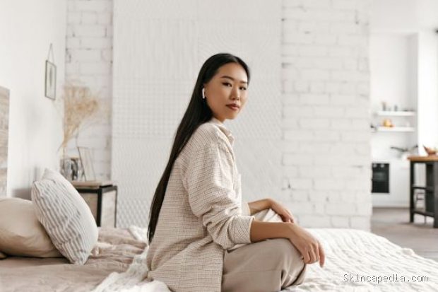 Cara menjaga kesehatan mental bisa dimulai dari kebiasaan sederhana seperti meluangkan waktu untuk bersyukur setiap pagi. Menyebutkan beberapa hal yang patut disyukuri membantu mengarahkan fokus pada hal-hal yang positif. Jika dilakukan secara konsisten, kebiasaan ini juga dapat membuatmu lebih menyadari perkembangan cara pandang dari waktu ke waktu.