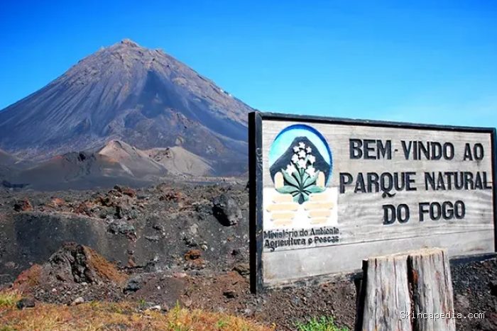 Gunung Pico de Fogo Volcano di Pulau Fogo, Cape Verde. Gunung ini menjadi salah satu daya tarik wisata