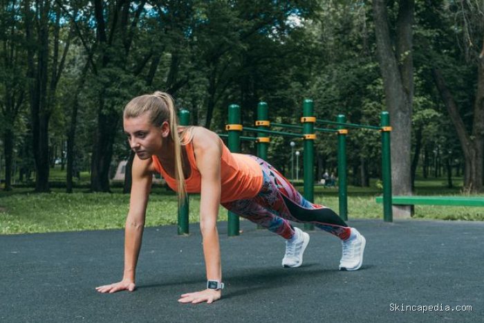 Jenis olahraga pertama yang bisa dilakukan di usia 40-an adalah push up. Olahraga ini dapat melatih kelompok otot utama yang digunakan dalam aktivitas sehari-hari, misalnya mengangkat barang, bangun dari lantai, hingga mendorong pintu. Jenis olahraga pertama yang bisa dilakukan di usia 40-an adalah push up. Olahraga ini dapat melatih kelompok otot utama yang digunakan dalam aktivitas sehari-hari, misalnya mengangkat barang, bangun dari lantai, hingga mendorong pintu.