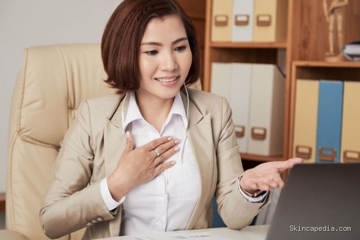 Perempuan yang tidak mudah diintimidasi tidak membiarkan pendapat orang lain mengalahkan penilaiannya sendiri. Perempuan yang tidak mudah diintimidasi tidak membiarkan pendapat orang lain mengalahkan penilaiannya sendiri.