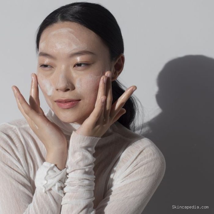 Paparan sinar matahari yang menyengat bisa menjadi tantangan jika berlangsung terus-menerus. Beberapa cara menjaga kulit saat cuaca panas esktrem, seperti memakai skincare, eksfoliasi, hingga menggunakan pakaian dengan teknologi Ultraviolet Protection Factor (UPF). Paparan sinar matahari yang menyengat bisa menjadi tantangan jika berlangsung terus-menerus. Beberapa cara menjaga kulit saat cuaca panas esktrem, seperti memakai skincare, eksfoliasi, hingga menggunakan pakaian dengan teknologi Ultraviolet Protection Factor (UPF).