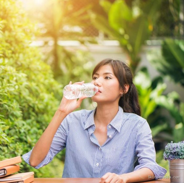 Utamakan minum air putih untuk hidup lebih sehat lagi/Foto: Freepik/Tirachad Utamakan minum air putih untuk hidup lebih sehat lagi/Foto: Freepik/Tirachad