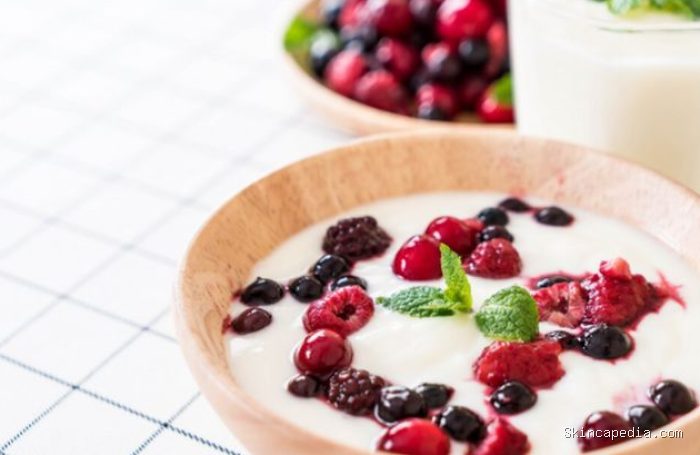 Kombinasi probiotik dan prebiotik sangat baik untuk kesehatan usus. Greek yogurt dan berry menjadi pilihan sarapan yang lezat sekaligus bernutrisi./ Foto: magnific.com/topntp26 Kombinasi probiotik dan prebiotik sangat baik untuk kesehatan usus. Greek yogurt dan berry menjadi pilihan sarapan yang lezat sekaligus bernutrisi./ Foto: magnific.com/topntp26