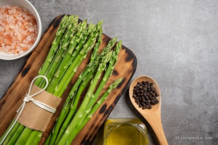 Vitamin yang larut dalam lemak membutuhkan bantuan lemak sehat agar dapat diserap tubuh dengan optimal. Kombinasi asparagus dan minyak zaitun menjadi salah satu contohnya./ Foto: magnific.com/jcomp Vitamin yang larut dalam lemak membutuhkan bantuan lemak sehat agar dapat diserap tubuh dengan optimal. Kombinasi asparagus dan minyak zaitun menjadi salah satu contohnya./ Foto: magnific.com/jcomp